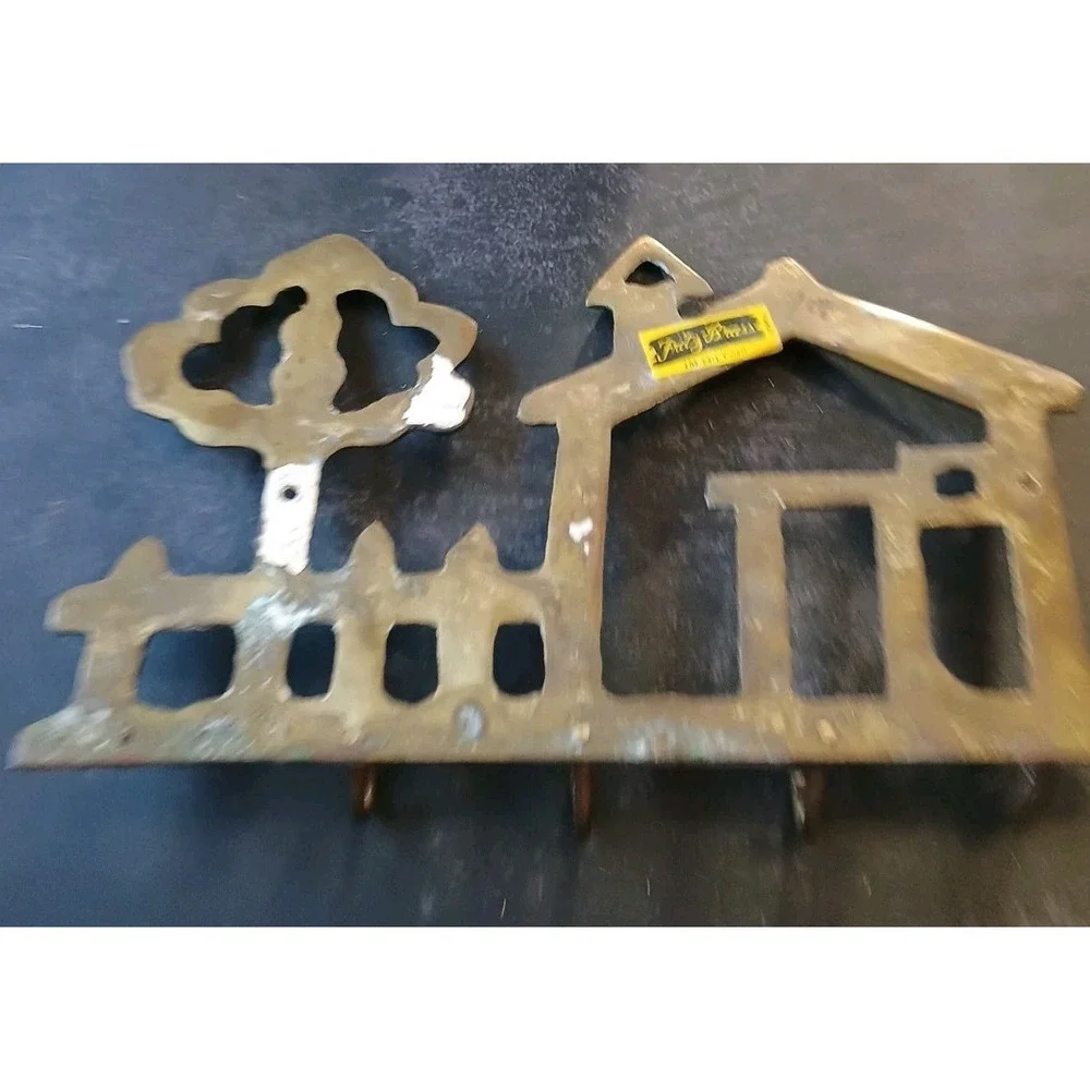 N/A features vintage hook